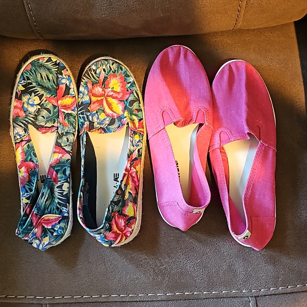 2 pairs of canvas shoes size 9